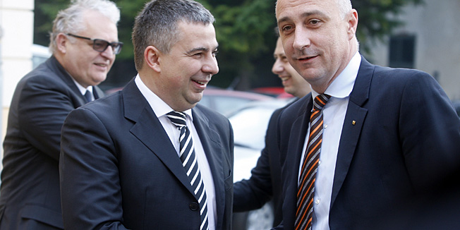 Cakovec, 140114.Cetiri ugovora vrijedna oko 240 milijuna kuna potisana su za projekt Medjimurje, ciji je cilj privodjenje proizvodnji dosad otkrivenih plinskih polja u Medjimurju. Ugovor su potpisali Zoltan Aldott predsjednik Uprave Ine, te predstavnici konzorcija koji ce izvoditi radove. Potpisivanju ugovora bio je nazocan i ministar gospodarstva Ivan Vrdoljak.Na fotografiji: ministar Ivan Vrdoljak i Zoltan Adoltt predsjednik Uprave Ine.Foto: Zeljko Hajdinjak / Cropix