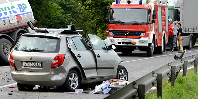 Karlovac, 190914.U 14,30 sati u mjestu Krnjak 20 km jugoistocno od Karlovca na drzavnoj cesti D-1 dogodila se prometna nesreca u kojoj su sudjelovali osobni automobil zagrebackih registracija i teretno vozilo bihackih registracija. Vozac osobnog automobila smrtno je stradao. Za vrijeme policijskog ocevida promet se preusmjeravao preko Vojnica.Na fotografiji: Mjesto nesrece.Foto: Robert Fajt / CROPIX
