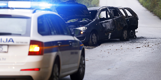Zagreb, 021014.Sestinski dol.U prometnoj nesreci izgorjela su dva automobila u ulici Sestinski dol. Vozaci automobila prevezeni su u Vinogradsku bolnicu.Na fotografiji: izgorjeli automobili.Foto: Marko Todorov / CROPIX