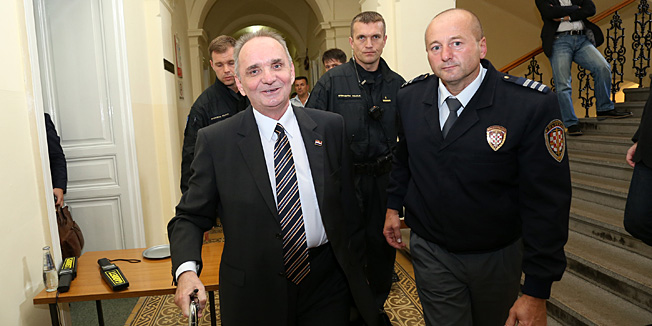 Osijek, 021014.Branimir Glavas, koji u mostarskom zatvoru izdrzava kaznu za zlocin nad srpskim civilima u ratnom Osijeku 1991. danas u podne dosao je na rociste na osjeckom Opcinskom sudu. Na sud je dosao nakon sto je zbog klevete tuzio osjeckog gradonacelnika Ivicu Vrkica koji ga je nazvao ratnim profiterom te optuzio da njegova stranka HDSSB, priprema organizaciju nereda u Osijeku. Tuzbu je podnio i HDSSB. Glavasev dolazak u Osijek je samo privremeno izrucenje jer se nakon zavrsenog rocista mora vratiti u mostarski zatvor. U 11 sati i 7 minuta usao je u osjecki zatvorFoto: Emica Elvedji / CROPIX