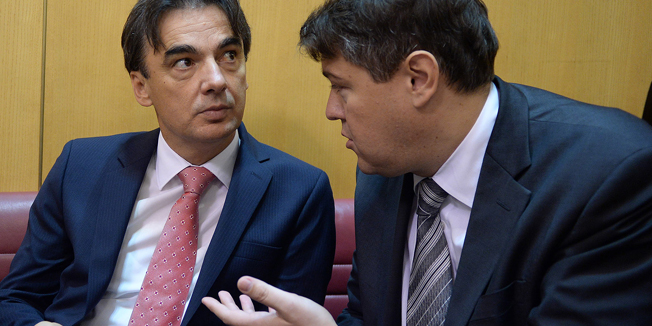 Zagreb, 170914.Nakon ljetne pauze Hrvatski sabor danas je zapoceo s radom. 14. sjednica zapocela je postavljanjem pitanja Vladi RH.Na fotografiji: Branko Grcic i Boris Lalovac.Foto: Goran Mehkek / CROPIX