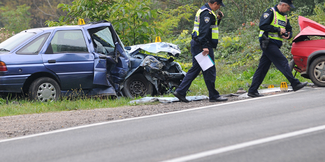 Karlovac, 041014.Oko 12 sati na drzavnoj cesti D-1 u Vukmanickom Cerovcu 8 km juzno od Karlovca dogodila se teska prometna nesreca izmedju dva osobna vozila karlovackih registracija. Vozila su se frontalno sadarila i jedna osoba je na mjestu dogadjaja smrtno stradala. Promet se odvijao naizmjenicno.Na fotografiji: policijski ocevid.Foto: Robert Fajt / CROPIX