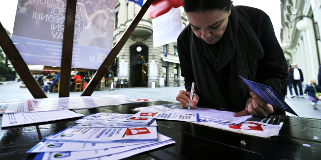 Zagreb, 051014.Stand na Cvjetnom trgu na kojem se skupljaju potpisi za referendum o promjeni izbornog sustava u organizaciji gradjanske inicijative U ime obitelji. Danas je zadnji dan skupljanja potpisa o potrebi raspisivanja referenduma kojim bi se gradjani izjasnili zele li u da u cl. 73. Ustava RH udju sljedeca nacela: preferencijalno glasovanje bez cenzusa, smanjenje izbornog praga s 5 na 3 posto, biranje najmanje 20 zastupnika u svakoj izbornoj jedinici ovisno o broju biraca, mogucnost glasovanja dopisnim i elektronickim putem, ujednacavanje vrijednosti glasa birasa u izbornim jedinicama, izborne jedinice ne smiju dijeliti zupanije RH i Grad Zagreb, prikupljanje minimalno 3 000 potpisa za kandidacijsku listu izvanparlamentarne politicke stranke ili nezavisne liste koja zeli kandidirati svoje predstavnike u Sabor, te zabrana zajednickih kandidacijskih lista dviju ili vise politickih stranaka.Foto: Boris Kovacev / CROPIX