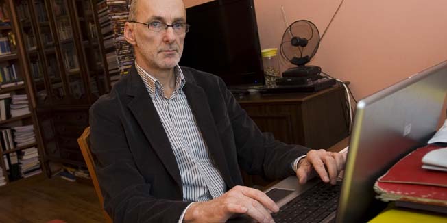 Varazdin, 191111.Prof. dr. Robert Podolnjak, profesor na Pravnom fakultetu u Zagrebu na kojemu predaje ustavno pravo.Na slici: Prof. dr. Robert Podolnjak u svom kucnom uredu.Foto: Darko Tomas / CROPIX