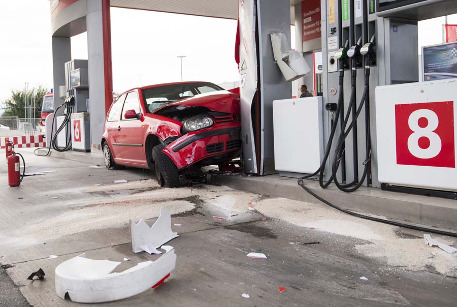 Split, 061014.Bizarna prometna nesreca dogodila se na benzinskoj postaji Lukoil na splitskom predjelu Sirobuja. Vozac golfa izgubio je kontrolu nad vozilom i zabio se u benzinsku crpku.Foto: Tom Dubravec /  CROPIX