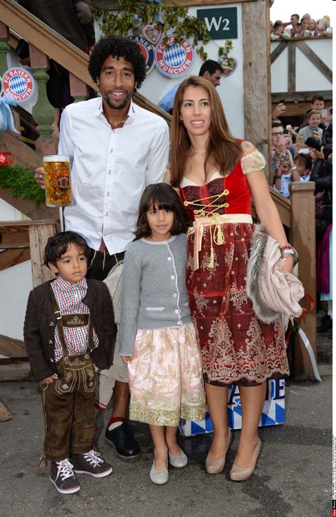 Dante Bonfim Costa Santos, his wife  Jocelina and their children Sophia und Diogo pictured during  for the traditional visit of FC Bayern Munich to the Oktoberfest beer festival on the Theresienwiese in Munich, southern Germany on October 5, 2014./SCHNEIDERPRESS_schneiderpress1522.09/Credit:Schneider-Press/W. Breite/SIPA/1410051556 *** Local Caption *** 00694626