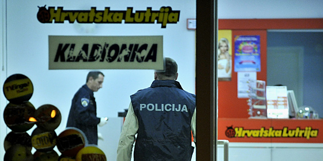 Zagreb, 140913.Na Savici u ulici Zinke Kunc opljackana je poslovnica Hrvatske lutrije. Prilikom bijega pocinitelja ranjen je policijski djelatnik, a pocinitelj je uhvacen.Foto: Srdjan Vrancic / CROPIX