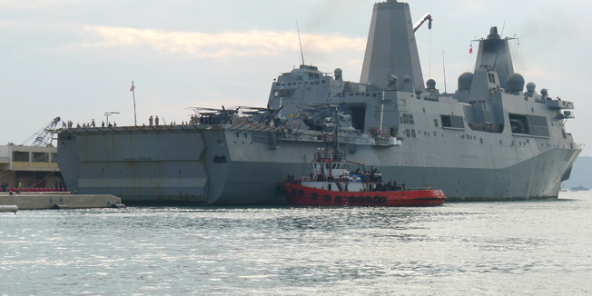 Split, 061014.U Gradskoj luci vezan je americki amfibijski ratni brod Mesa Verde.Zbog sigurnosti broda, za javnost je zatvoren juzni dio gradske luke.Foto: Duje Klaric / CROPIX