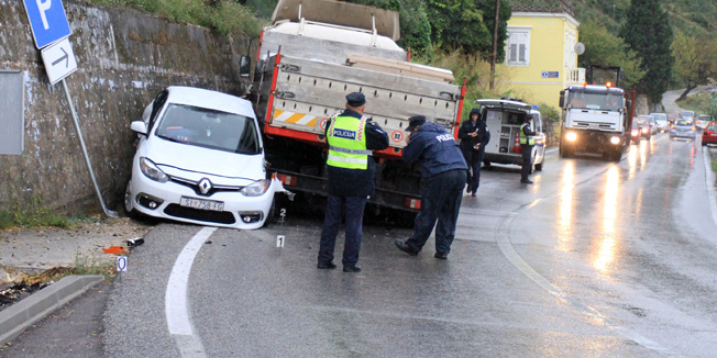 Dubrovnik, 061014.Na drzavnoj cesti D-8 u Platu u Zupi dubrovackoj danas oko 17 sati je doslo do prometne nesrece s ozlijedjenim osobama. Kamion marke Man bosansko-hercegovackih reg. oznaka je iz zasad nepoznatih razloga pri ulasku u zavoj presao u suprotni kolni trak i udario u vozilo Renault sibenskih reg. oznaka, ter ga pritisnuo uz zid. Putnici su vozilom Hitne pomoci prebaceni u Dubrovacku bolnicu.Foto: Niksa Duper / CROPIX