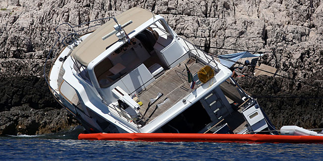 Hvar, 270812.Brod od 16 metara, sa Ruskim turistima, nasukao se na otok Stipansku kod Hvara. Prema prvim informacijama nema ozlijedjenih.Foto: Damjan Tadic / CROPIX