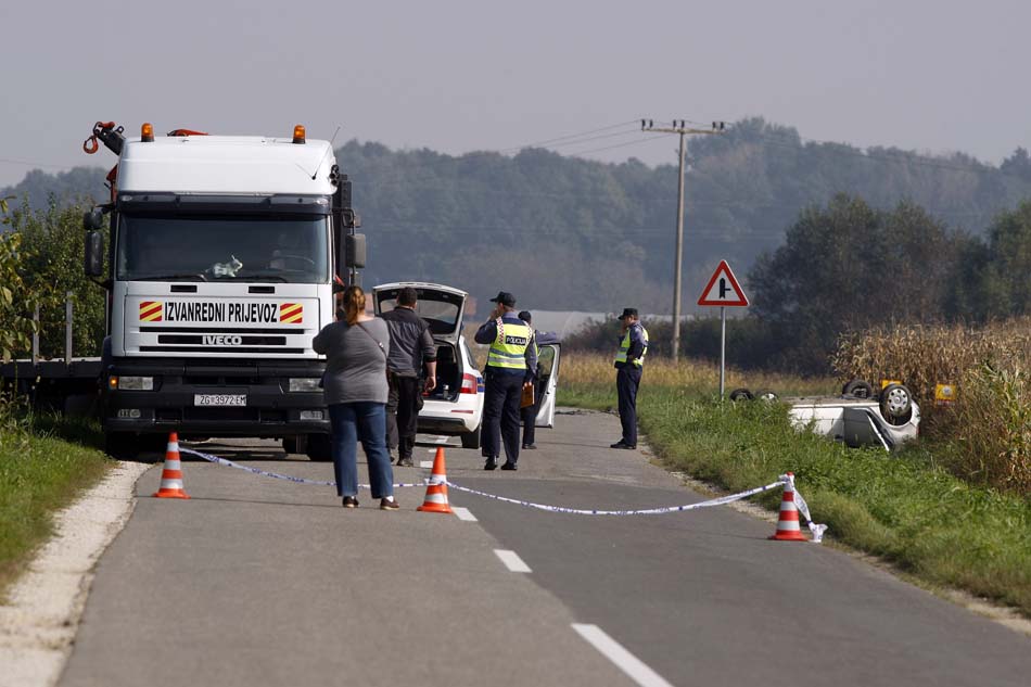 Varazdin, 071014.Na cesti izmedju Malog Bukovca i Novog sela Podravskog na Zupanijskoj cesti ZC 20076 doslo je do prometne nesrece izmedju kamiona i osobnog automobila u kojoj je jedna osoba poginula. Uzroci ce biti poznati nakon policijskog ocevida.Foto: Zeljko Hajdinjak / CROPIX