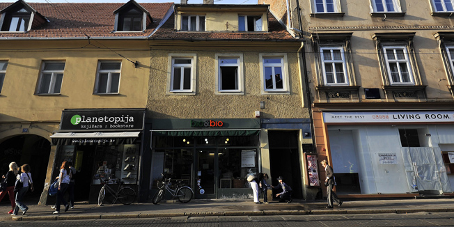 Zagreb, 071014. Zgrada na adresi Ilica 70 gdje su vatrogasci ugasili manji pozar zbog kojeg je bio prekinut tramvajski promet izmedju Frankopanske i Trga Austrijske Republike .Foto: Boris Kovacev / CROPIX