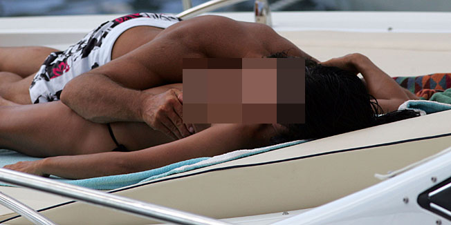 hvar 060807.Masiranje zenskih grudi tj. sisa na talijanskom brodu na hvarskoj rivi ljubav seks i more.Foto : damjan tadic / cropix