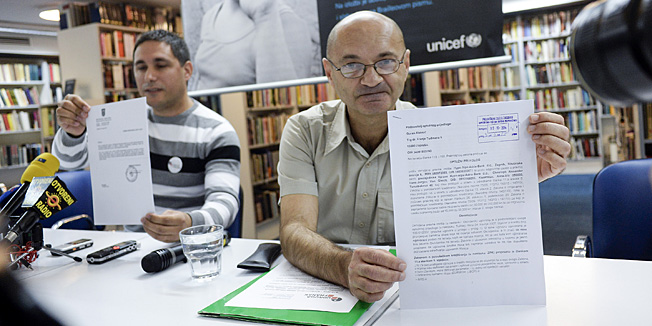 Zagreb, 091014. Preradoviceva 3.Knjiznica Bogdana Ogrizovica.Predstavnici Udruge Franak na konferenciji za novinare govorili su o upozorenju koje je Ministarstvo financija uputilo bankama, najnovijim predloscima Udruge za posljednji pokusaj vansudskog mirnog rjesenja vracanja preplacenih kamata duznicima i dr.Na fotografiji: Denis Majo i Goran Aleksic.Foto: Goran Mehkek / CROPIX