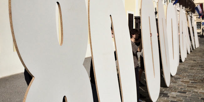 Zagreb, 101014.Trg svetog Marka.Na Markovom trgu su cestarski sindikati odrzali performans kao najavu pocetka prikupljanja potpisa za referendum protiv monetizacije autocesta. Foto: Dragan Matic / CROPIX