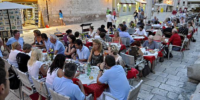 Split, 210613.Turisti po gradu (za reportazu o turistickom  bumu u Splitu).Na slici: turisti na Peristilu (restoran Luxor).Foto: Josko Supic / CROPIX