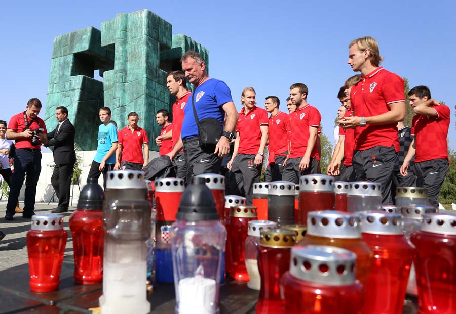 Vukovar, 111014.Reprezentacija i rukovodstvo Saveza u subotu prijepodne obisli su Memorijalni centar u Vukovarskoj bolnici i Memorijalno groblje zrtava Domovinskog rata te mjesto masovne grobnice na Ovacari i Spomen dom Ovcara. Polozili su vjence i zapalili svijece kod spomen obiljezja i poklonili se vukovarskim zrtvama. Na fotografiji: Memorijalno groblje u Vukovaru.Foto: Emica Elvedji / CROPIX