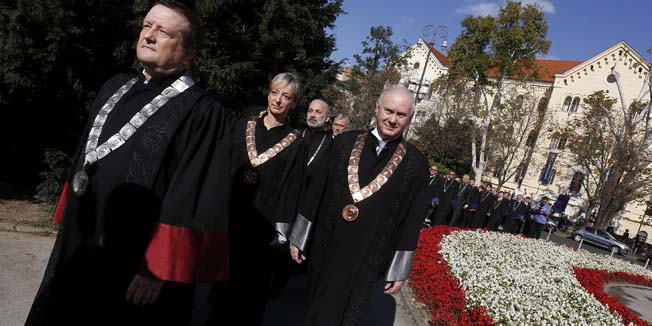 Zagreb, 141014. Svecana inauguracija novog rektora zagrebackog Sveucilista, Damira Borasa, u Hrvatskom narodnom kazalistu. U skladu s protokolom, povorka prorektora, dekana i clanova Senata, predvodjena novim rektorom Borasom i odstupajucim rektorom Aleksom Bjelisem, krenula je od zagrebackog Sveucilista do HNK-a. Na fotografiji: Damir Boras.Foto: Damjan Tadic / CROPIX 