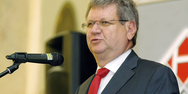 Pula, 141014.Mirando Mrsic otvorio je danas u Domu hrvatskih branitelja 7. sajam poslova. Domacini su mu bili zupan Valter Flego , gradonacelnik Pule Boris Miletic te voditeljica pulskog zavoda za zaposljavanja Sanja Lorencin Matic.Foto: Goran Sebelic / CROPIX                              