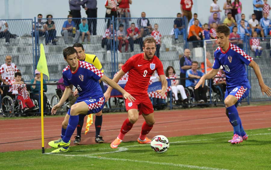 Vinkovci, 141014.Stadion Cibalia.Uzvratna utakmica dodatnih kvalifikacija za EP u Ceskoj mladih reprezentacija U21 Hrvatska-Engleska.Na fotografiji: Harry Kane, Mario Pasalic.Foto: Emica Elvedji / CROPIX