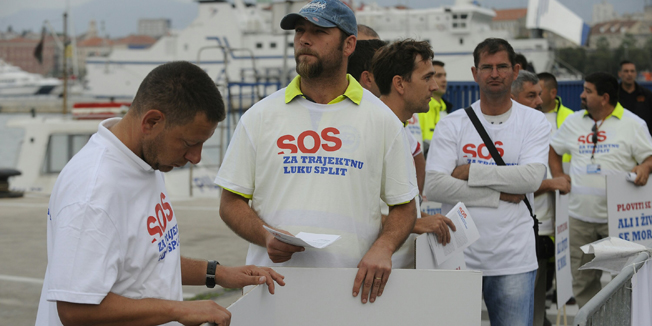 Split,  151014.Lucki radnici iz Trajektne luke d.d. jutros su blokirali trajektni promet u znak prosvjeda zbog niskih tarifa i niskih placa.Na fotografiji: lucki radnici u luci blokiraju trajektni promet.Foto: Nikola Vilic  / CROPIX
