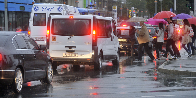 Zagreb, 151014.Nakon niza toplih i suncanih dana, kisno nevrijeme koje je nocas zahvatilo grad i u jutarnjim je satima stvaralo guzve i probleme u prometu.  Na fotografiji: guzva u Savskoj ulici.Foto: Bruno Konjevic / CROPIX
