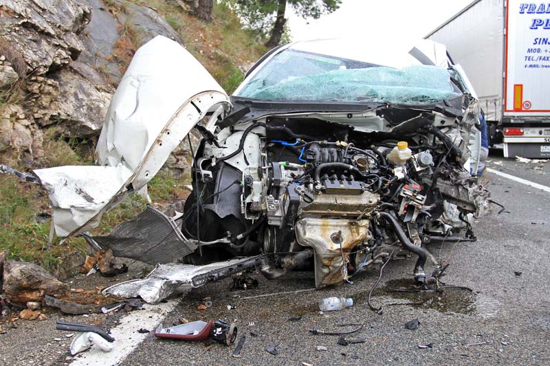 Dubrovnik, Slano, 151014.Na Drzavnoj cesti D8 izmedju Slanog i Grgurica u Dubrovackom primorju dogodila se prometna nesreca, sudar osobnog vozila talijanskih registarskih oznaka i teretnog vozila u kojem su ozlijedjene dvije osobe. Za vrijeme trajanja ocevida, promet tim dijelom ceste je bio zatvoren, te se je odvijao obilazno kroz lokalnom cestom gornja sela Dubrovackog primorja.Foto: Niksa Duper / CROPIX