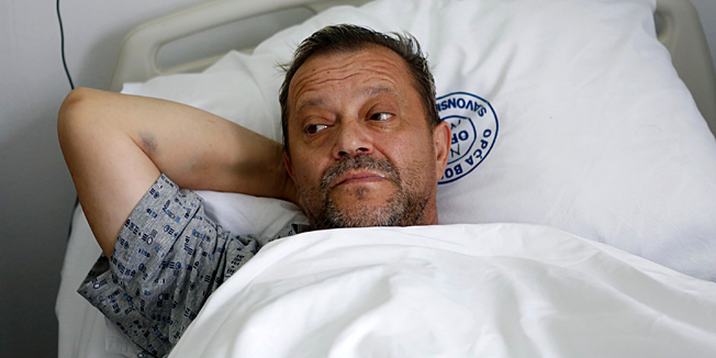 Slavonski Brod 151014 Nakon dvije operacije Emir Hadzihafizbegovic se oporavlja od povreda zadobivenih u prometnoj nesreci u kojoj je zivot izgubila jedna osoba.Vidno srrhan tugom izrazio je sucut obitelji poginule zene a potom se zahvalio na profesionalnosti bolnickom osoblju u novogradiskoj i slavonskobrodskoj bolnici.Na fotografiji Emir Hadzihafizbegovic u Opcoj bolnici.Foto: Danijel Soldo / CROPIX