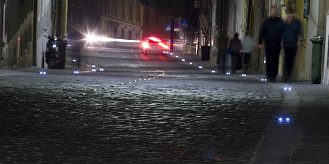 Zagreb, 041014.Novouredjena Mesnicka ulica u centru grada drugi dan nakon preuredjenja i otvorenja izaziva oprecne reakcije gradjana narocito zbog osvijetljenja i postavljene trepcuce horizontalne signalizacije.Na fotografiji: LED rasvjeta u Mesnickoj ulici.Foto: Tomislav Kristo / CROPIX