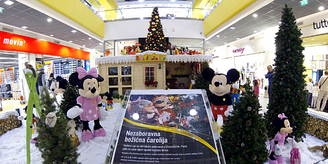 Zagreb, 151014.U trgovackom centru City Centar One West osvanule su uz Mini i Mickey Mousea i prve ukrasene bozicne jelke kao najava nagradne igre Disneylanda Paris. Foto: Tomislav Kristo / CROPIX