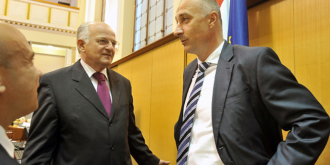 Zagreb, 161014.Raspravom o prijedlogu industrijske strategije RH 2014 - 2020. nastavljena je 14. sjednica Sabora.Na fotografiji: Josip Leko i ministar gospodarstva Ivan Vrdoljak.Foto: Bruno Konjevic / CROPIX