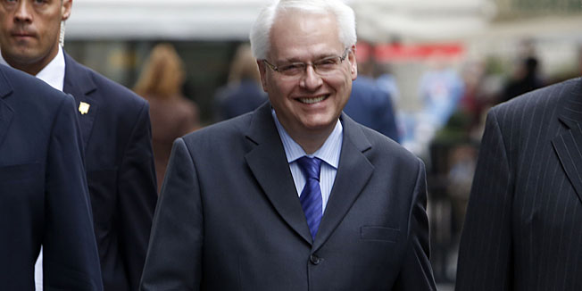 Zagreb, 161014.Trg Petra Preradovica. Povodom Europskog dana borbe protiv srcanih bolesti volonteri i Zagrebacke mazoretkinje vjezbali su kako pravilno reanimirati osobe s srcanim zastojom. Stand je posjetio i predsjednik Ivo Josipovic i ministra Sinisa Varga. Na fotografiji:  Sinisa Varga i Ivo josipovic.Foto: Damjan Tadic / CROPIX