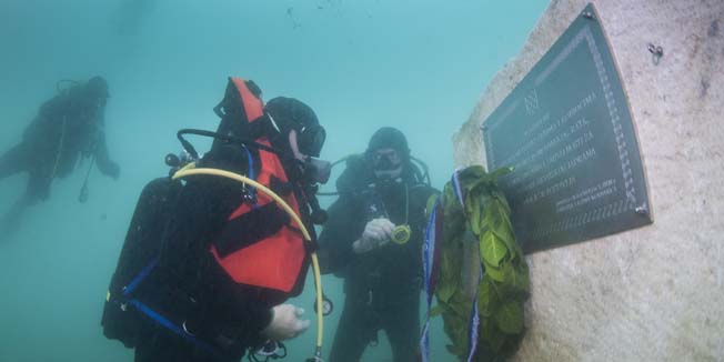 Split, 161014. 23.godisnjica osnutka postrojbe pomorskih diverzanata HRM i postavljanje spomen ploce na podvodni spomenik u pomen poginulim i umrlim pripadnicima postrojbe koju je postavila udruga dragovoljaca pomorskih diverzanata.Na fotografiji: Ronioci i pripadnici HRM zajedno sa roniocima sportskih ronilackih klubova iz Splita postavili su spomen plocu i vijenac.Foto: Bozidar Vukicevic / CROPIX