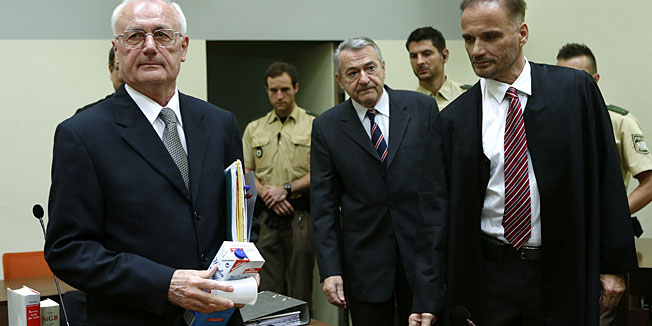 Defendants Zdravko Mustac (C) and Zdravko Mustac (4th R), former members of the Yugoslav secret service, arrive for their trial in a Munich courtroom October 17, 2014. Mustac and Perkovic are suspected of being involved in the murder of a Croatian emigrant in Germany. Yugoslav dissident Stjepan Djurekovic was murdered in 1983 near Munich, at a time when Perkovic was in the Yugoslav secret service in Germany. He was extradited to Germany at the beginning of this year on suspicion of masterminding the murder.     AFP PHOTO / POOL / MICHAELA REHLE