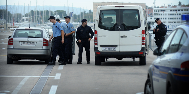 Split, 171014.Nakon prosvjeda od prije koji dan djelatnika Trajektne luke koji su blokirali gradsku luku za njezin promet i tako poremetili normalan zivot danas su interventnii policajci izasli na teren i cuvali da do slicnih dogadjaja ne dodje.Foto: Paun Paunovic / CROPIX