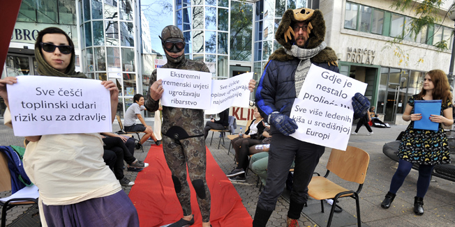 Zagreb, 171014.  Prosvjedna akcija - modna revija Klimatski kaos, ispred hotela Dubrovnik, u obliku performansa u kojem su aktivisti Zelene Akcije kroz kreativnu modnu reviju prikazali vec postojece i buduce posljedice klimatskih promjena na okolis, drustvo i ekonomiju.Foto: Bruno Konjevic / CROPIX