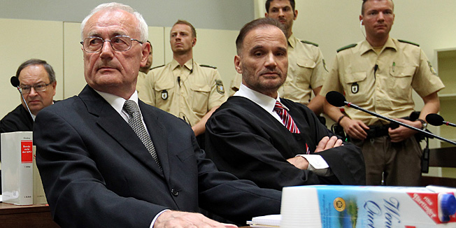 Munchen, 171014.Nymphenburger Str.16.Pred visim pokrajinskim sudom u Munchenu zapocelo je sudjenje Zdravku Mustacu i Josipu Perkovicu zbog sudionistva u ubojstvu hrvatskog emigrantskog politicara Stjepana Djurekovica 1982. godine.Na fotografiji:  Josip Perkovic, Ante Nobilo.Foto: POOL / CROPIX