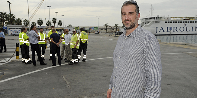 Split, 161014.Lucki radnici iz Trajektne luke d.d. nakratko su blokirali trajektni promet zbog niskih luckih tarifa.Danas je drugi dan prosvjeda djelatnika Trajektne luke d.d.Na fotografiji: glasnogovornik Trajektne luke d.d. Vojislav Mazzocco.Foto: Nikola Vilic  / CROPIX