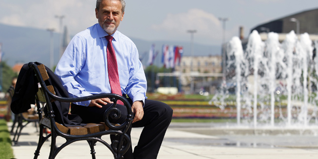 Zagreb, 090513.Ulica Hrvatske Bratske Zajednice.Zagrebacki gradonacelnik Milan Bandic pred izbore za gradonacelnika uredio je mnoge lokacije u gradu, a jedna od najpoznatijih je livada u Ulici Hrvatske Bratske Zajednice na kojoj je izgradjena fontana.Na fotografiji: Milan Bandic - gradonacelnik grada Zagreba.Foto: Tomislav Kristo / CROPIX