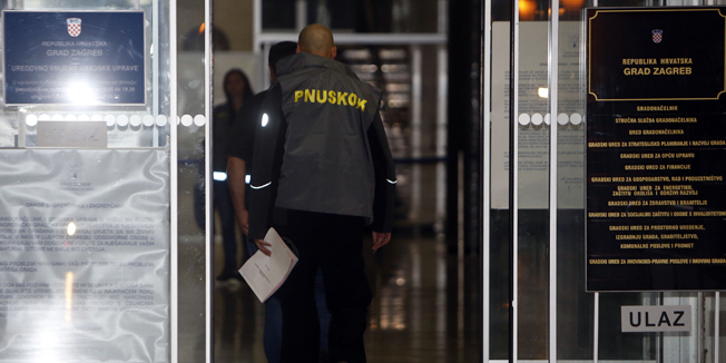 Zagreb, 191014.Gradsko poglavarstvo, Trg Stjepana Radica.U nedjelju poslijepodne, zbog osnovane sumnje na korupciju i zlouporabu polozaja, privedeni su Milan Bandic, Petar Pripuz, te Slobodan Ljubicic Kikas.Na fotografiji: djelatnik PNUSKOK-a ulazi u zgradu Gradskog poglavarstva.Foto: Damjan Tadic / CROPIX