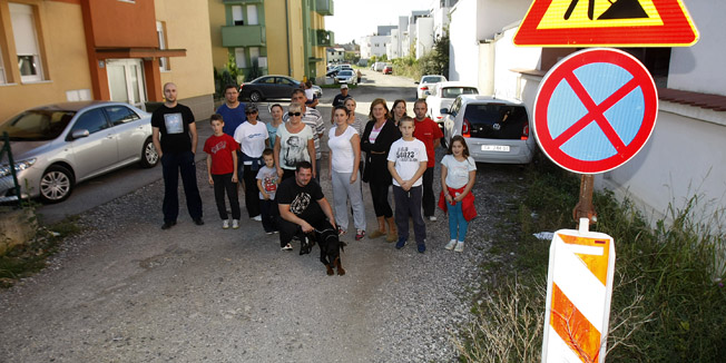 Zagreb, 191014.Donje Vrapce.Vec nekoliko godina stanari novih stambenih zgrada cekaju asfaltiranje ulice duge 150 metara.Foto: Ranko Suvar / CROPIX