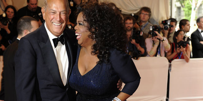 (FILES): This May 3, 2010 file photo shows designer Oscar de la Renta and Oprah during the Costume Institute Gala Benefit to celebrate the opening of the 'American Woman: Fashioning a National Identity' exhibition at The Metropolitan Museum of Art in New York. According to October 20, 2014 media reports, de la Renta has died at the age of 82.        AFP PHOTO / Files / TIMOTHY A. CLARY