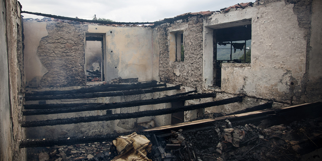 Primorski Dolac, 211014.Obiteljska kuca u Primorskom Dolcu izgorjela je nocas u potpunosti.Vlasnik kuce kolima Hitne medicinske pomoci prebacen je u splitsku bolnicu.Na fotografiji: izgorjela kuca. Foto: Ante Cizmic / CROPIX