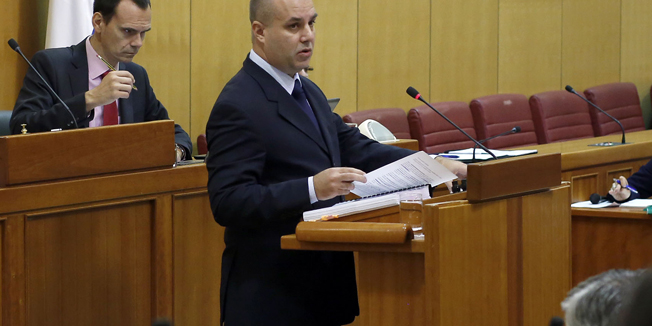 Zagreb, 221014.Trg svetog Marka.Na danasnjoj redovnoj sjednici Hrvatskog sabora zastupnici su, izmedju ostalog, raspravljali o izvrsenju proracuna.Na fotografiji: ministar Igor Radjenovic.Foto: Damjan Tadic / CROPIX