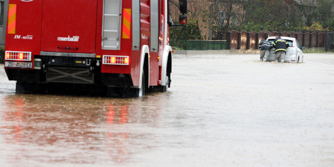 Koprivnica, 221014.Zbog velike kolicine oborina koje su nocas pale na koprivnickom podrucju, potok Koprivnica nije uspio izdrzati veliku kolicinu vode, pa se na nekoliko mjesta izlio iz korita.Voda je potopila stotinjak kuca i nastavila prema samom centru grada.Foto: Ivan Brkic / Glas Podravine / CROPIX