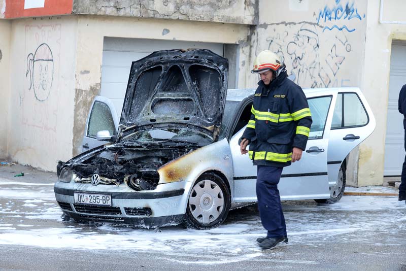 Dubrovnik, 221014.Osobni automobil marke Golf zapalio se jutros u kvartu Sipcine. Vozac nije ozljedjen.Foto: Tonci Plazibat / CROPIX