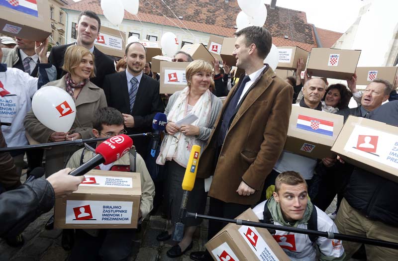 Zagreb, 221014.Volonteri sa kutijama u kojima su potpisi za raspisivanje referenduma Brajmo zastupnika imenom i prezimenom.Na fotografiji: Zeljka Markic i Kresimir Planinic celnici inicijative U ime obitelji s volonterima.Foto: Damjan Tadic / CROPIX