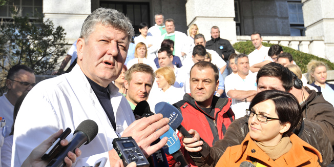 Zagreb, 291113. Udruga Vigilare, lijecnici i medicinski djelatnici iz Petrove bolnice odrzali su konferenciju za medije ispred bolnice na kojoj su iznjeli svoje razloge i stavove zasto su ZA na predstojecem referendumu o braku. Na konferenciji ispred Udruge Viligare govorili su dr. Ante Corusic, dr. Velena Radosevic i dr. Tomislav Zupic.Na fotografiji: dr. Ante Corusic.Foto: Bruno Konjevic / CROPIX