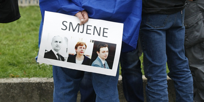 Zagreb, 211014.Ministarstvo branitelja, Savska cesta.Branitelji prosvjednici proveli su noc pred Ministarstvom trazeci smjenu ministra Matica.Foto: Tomislav Kristo / CROPIX