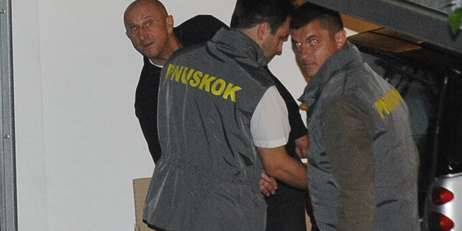 Zagreb, 191014.Pantovcak 97.Pretres stana Slobodana Ljubicica nakon njegova uhicenja zajedno sa Milanom Bandicem, Petrom Pripuzom te jos 16 osoba.Na fotografiji:  Slobodan ljubicic kod pretresa garaze.Foto: Damir Krajac / CROPIX